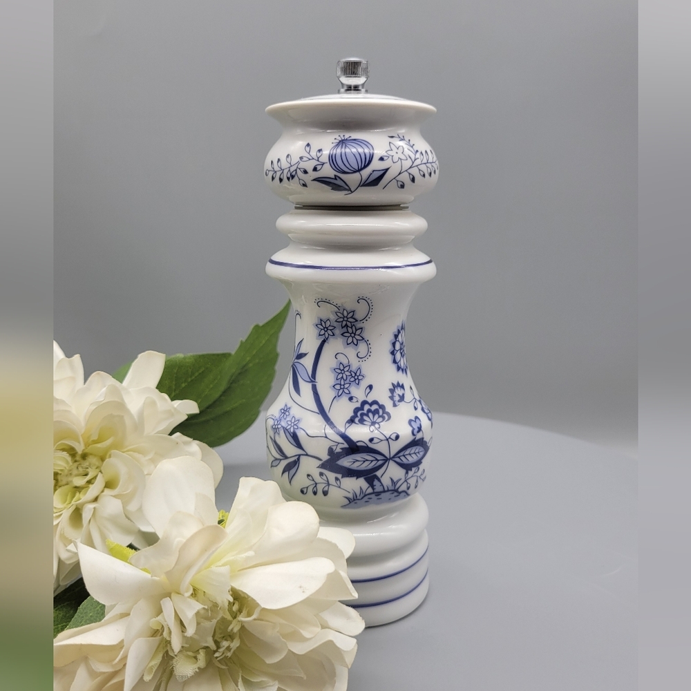 Vintage Blue Onion Pepper Grinder Pepper Shaker Oriental Onion Blue Danube